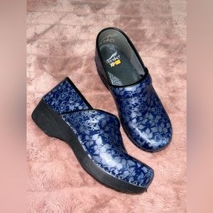 dansko nursing professional clogs
